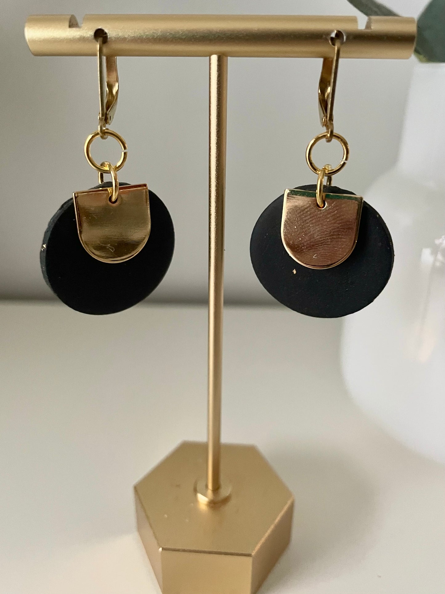 Lustrous-Black Circle Gold Charm hoop
