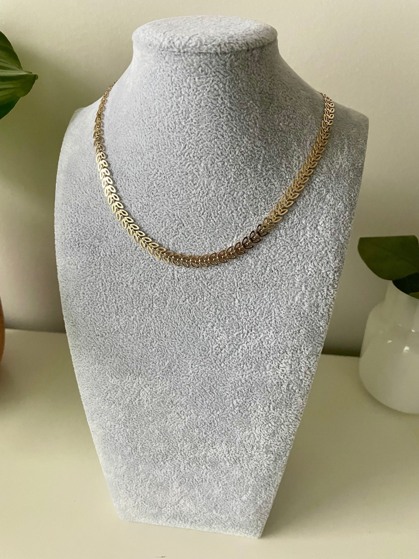 Short Leaf Chain Necklace