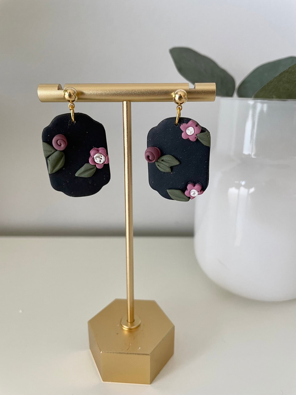 Floral Slab-Scalloped Square Black