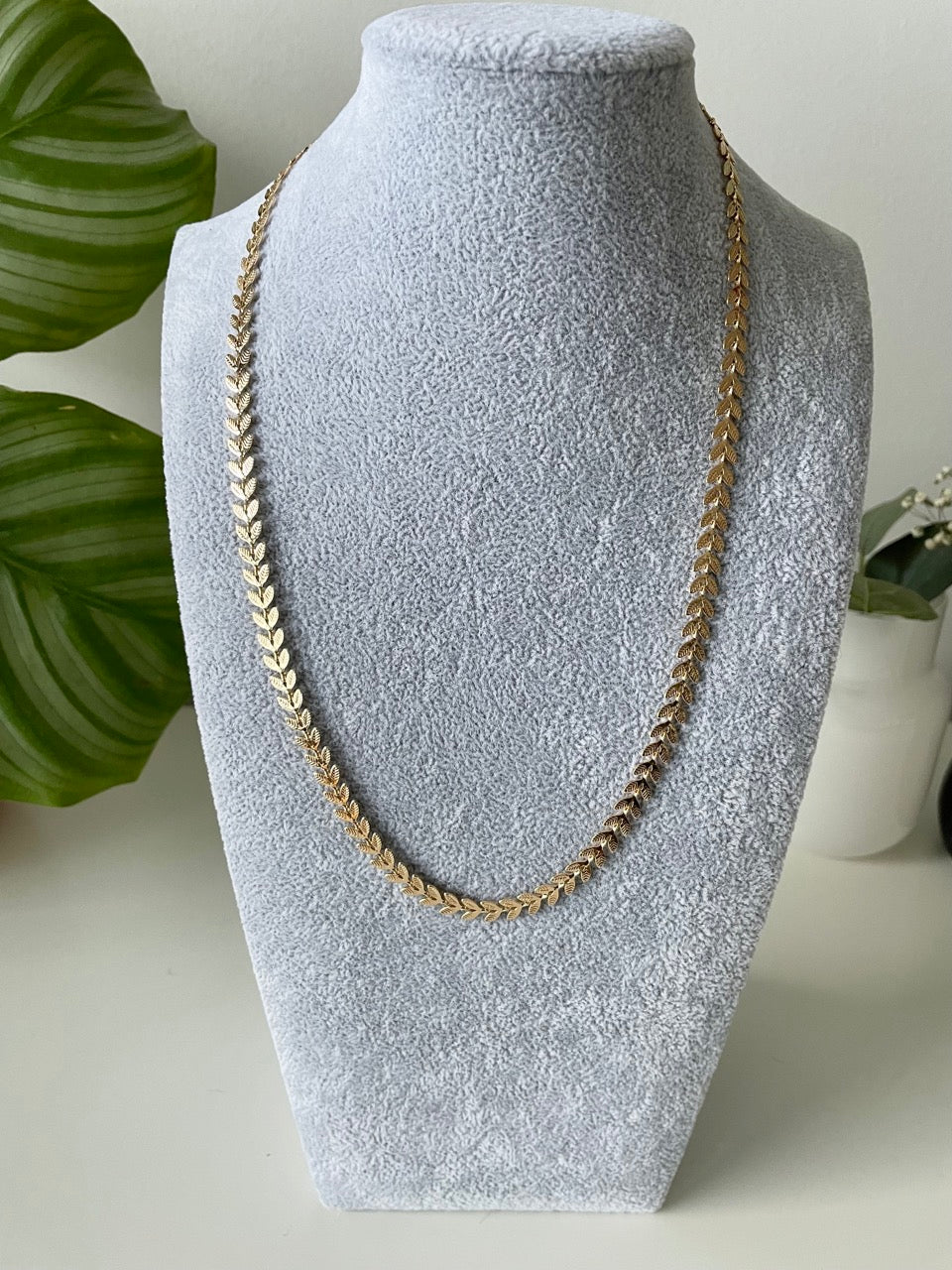 Gold Detailed Leaves Chain